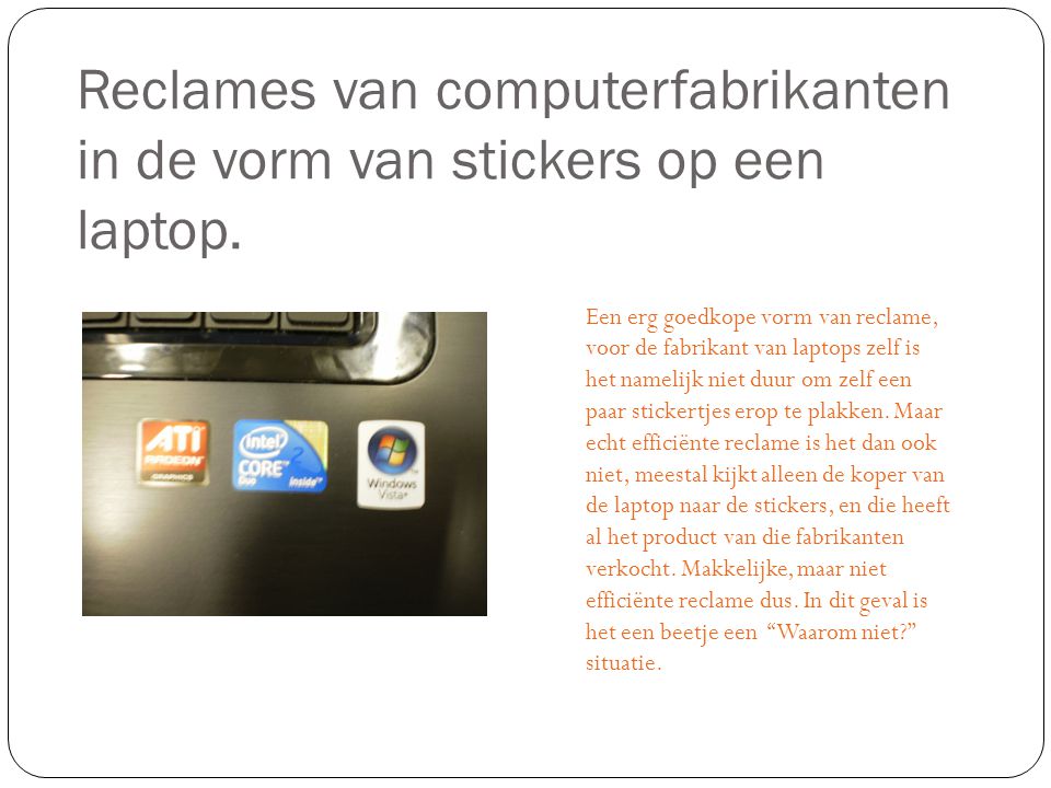 Reclames van computerfabrikanten in de vorm van stickers op een laptop.