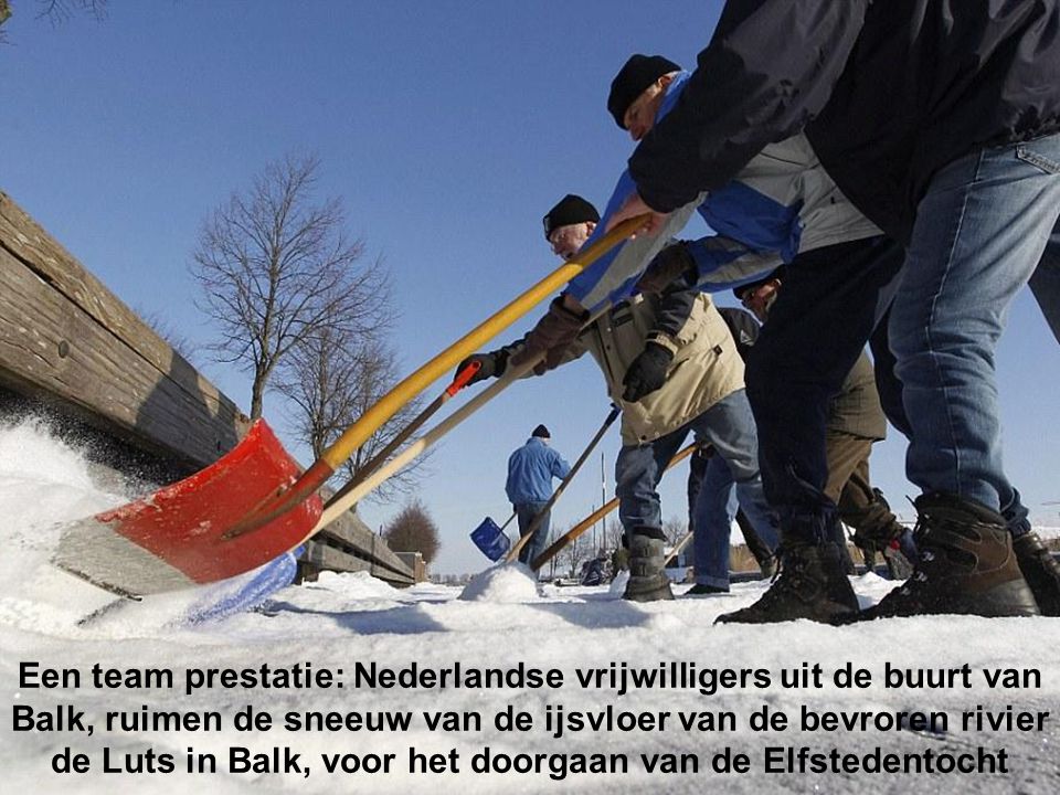 Winter wonderland: De bevroren grachten van Amsterdam werden een gigantische speeltuin, fietsen, schaatsen en wandelen op het ijs