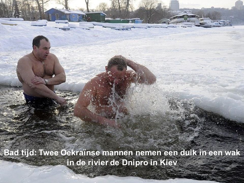 Een team prestatie: Nederlandse vrijwilligers uit de buurt van Balk, ruimen de sneeuw van de ijsvloer van de bevroren rivier de Luts in Balk, voor het doorgaan van de Elfstedentocht