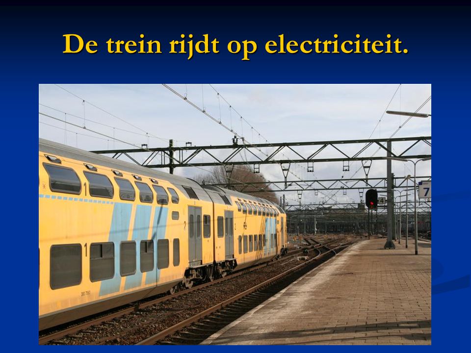 De trein rijdt op electriciteit.