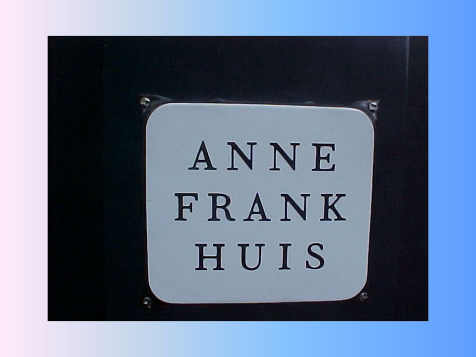 Naast een bezoek aan Nemo moet je in Amsterdam eigenlijk ook wel naar het Anne Frank Huis.
