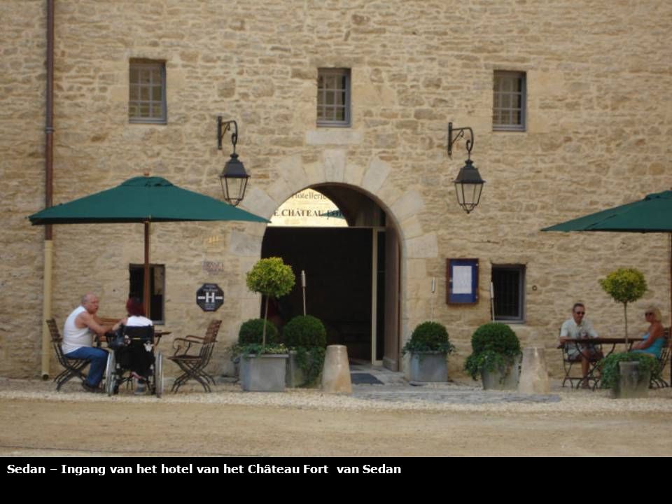 Sedan - Het karakteristieke hotel van het Château Fort van Sedan telt 54 kamers met uitzicht op de binnenplaats van het kasteel of op de omliggende heuvels van Sedan.