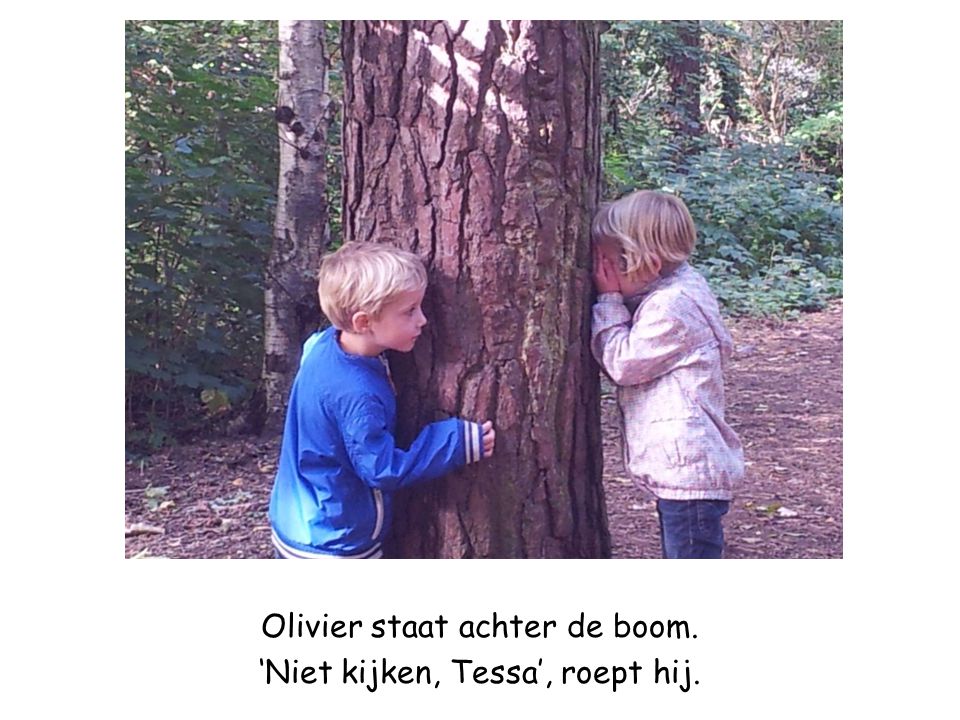 Olivier staat achter de boom. ‘Niet kijken, Tessa’, roept hij.