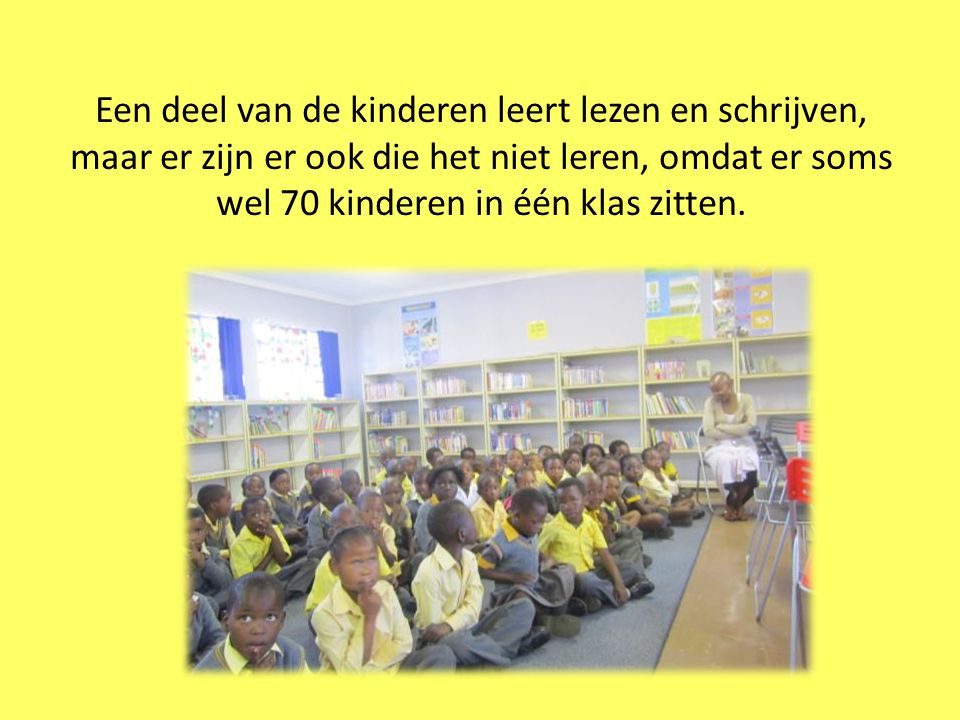 Een deel van de kinderen leert lezen en schrijven, maar er zijn er ook die het niet leren, omdat er soms wel 70 kinderen in één klas zitten.